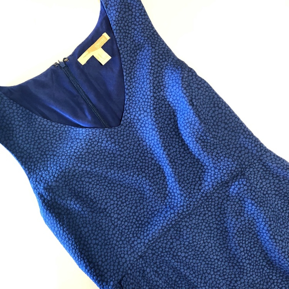 Blue form-fitting “pebble” dress